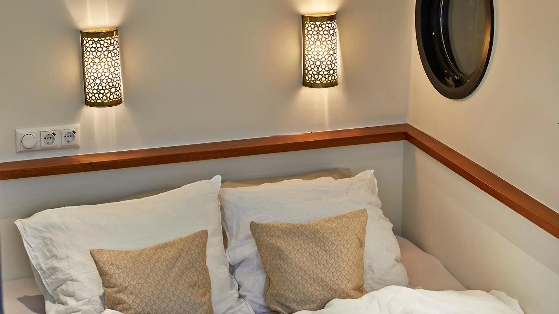 A304 Romantic Seaship In Top Center Amsterdam 0*,