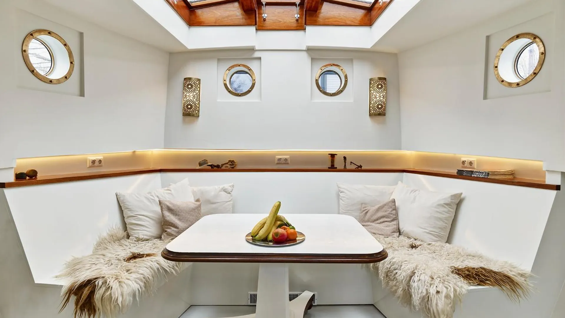 Botel A304 Romantic Seaship In Top Center Amsterdam Niederlande